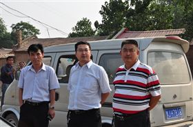 刘占民与客户合影