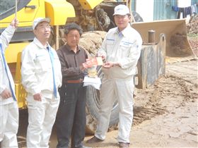 河南山推服务人员为洛阳客户送上代金券