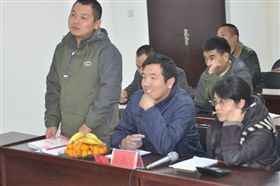 山推参赛队员勇跃发言