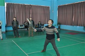 河南山推总经理刘占民、副总经理张岳钢认真观看比赛