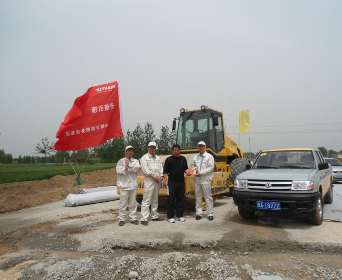 河南山推服务人员为南阳客户送代金券