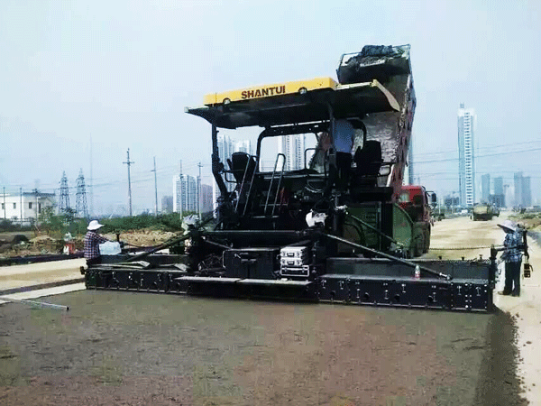 山推摊铺机助力公路建设