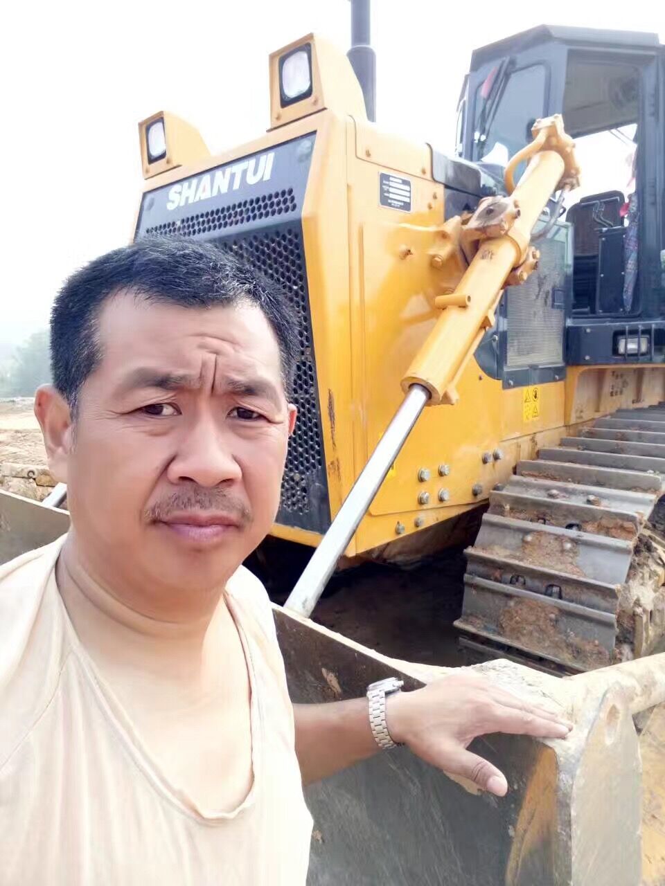 客户和推土机合影