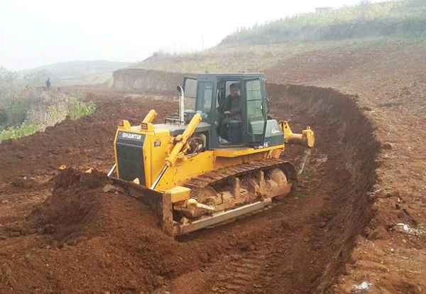 刘师傅山推160推土机卖力干活中