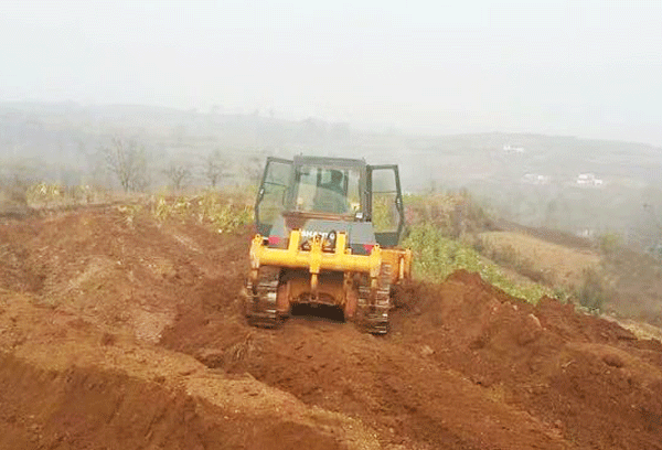 山推SD16推土机在工地施工