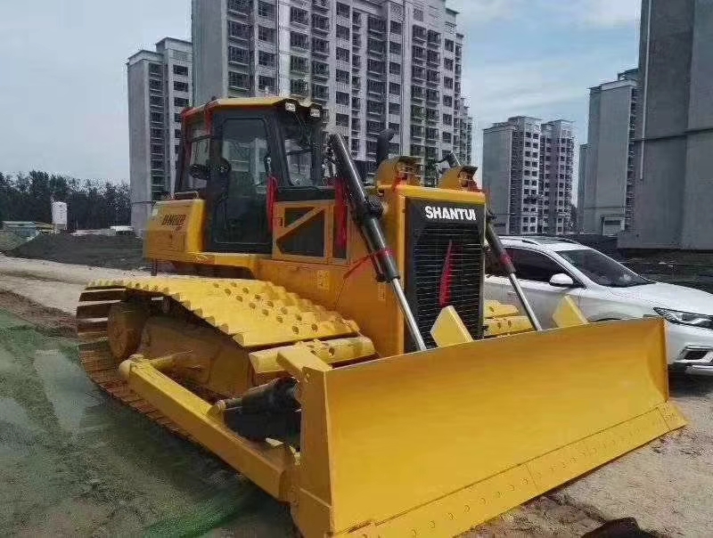 办事处停放的山推推土机