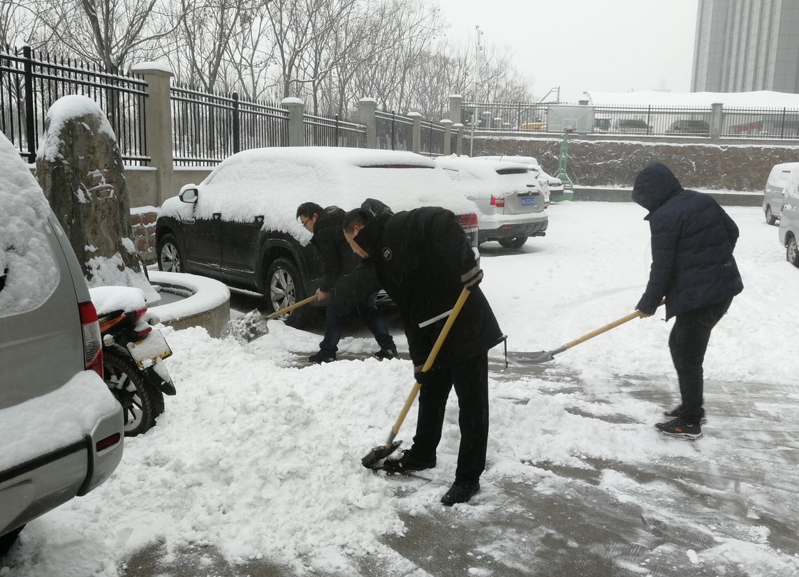 河南山推同事们一起除雪