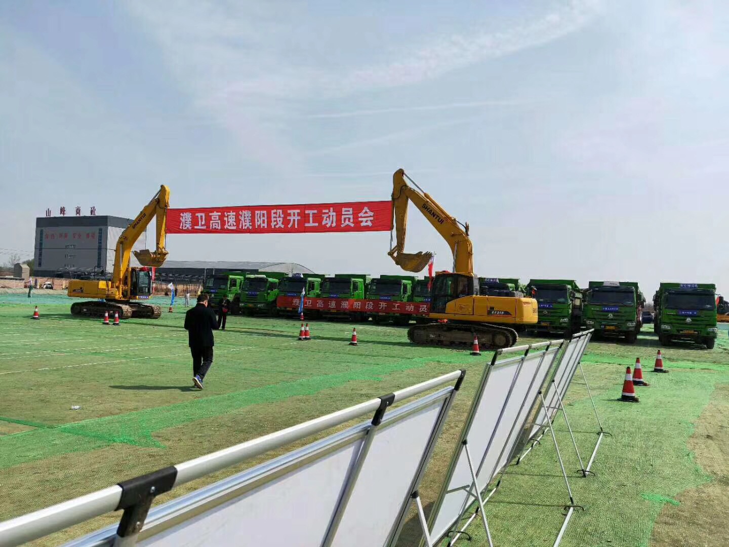 山推挖掘机助力濮卫高速濮阳段建设