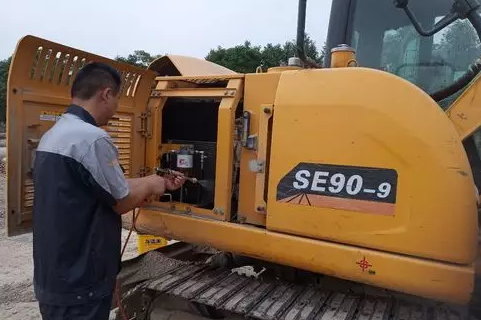 山推服务人员清理冷凝器