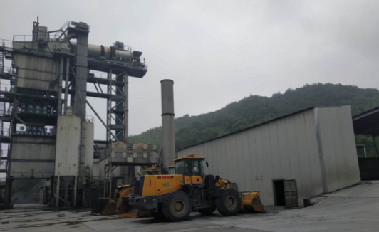 山推装载机停放在施工地