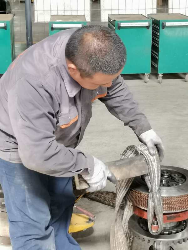 13推土机转向离合器维修中