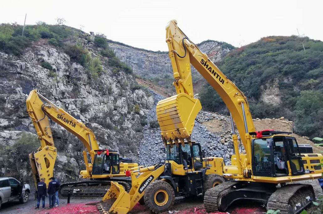 山推挖掘机兄弟俩大山交付客户
