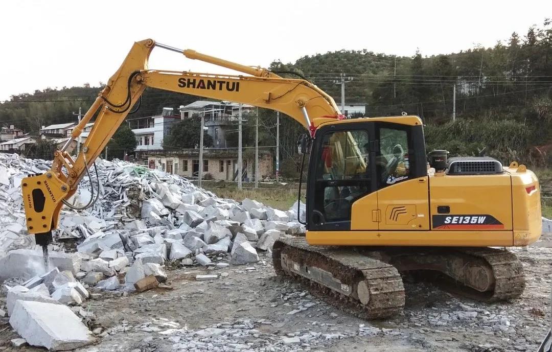 山推135挖掘机