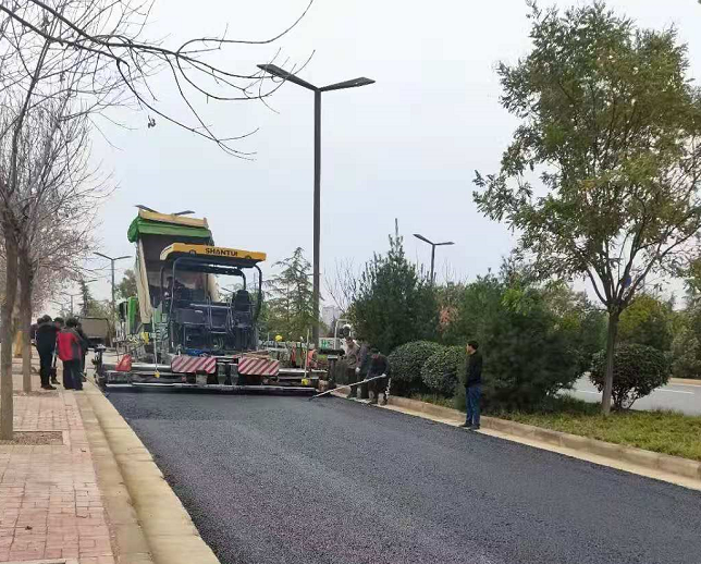 山推道路机械助力洛阳高铁大道摊铺施工中