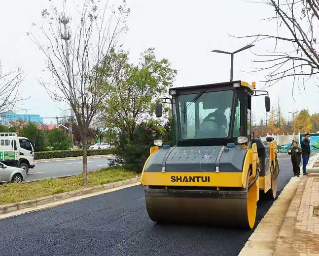 山推道路机械助力洛阳高铁大道摊铺施工中