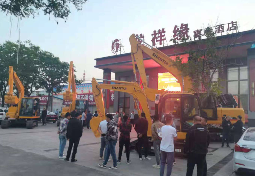山推挖掘机产品促销会在河南新乡成功举办
