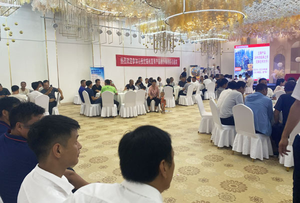 展会现场介绍新机型和优惠政策