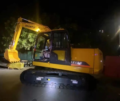 山推135挖掘机夜间交付客户