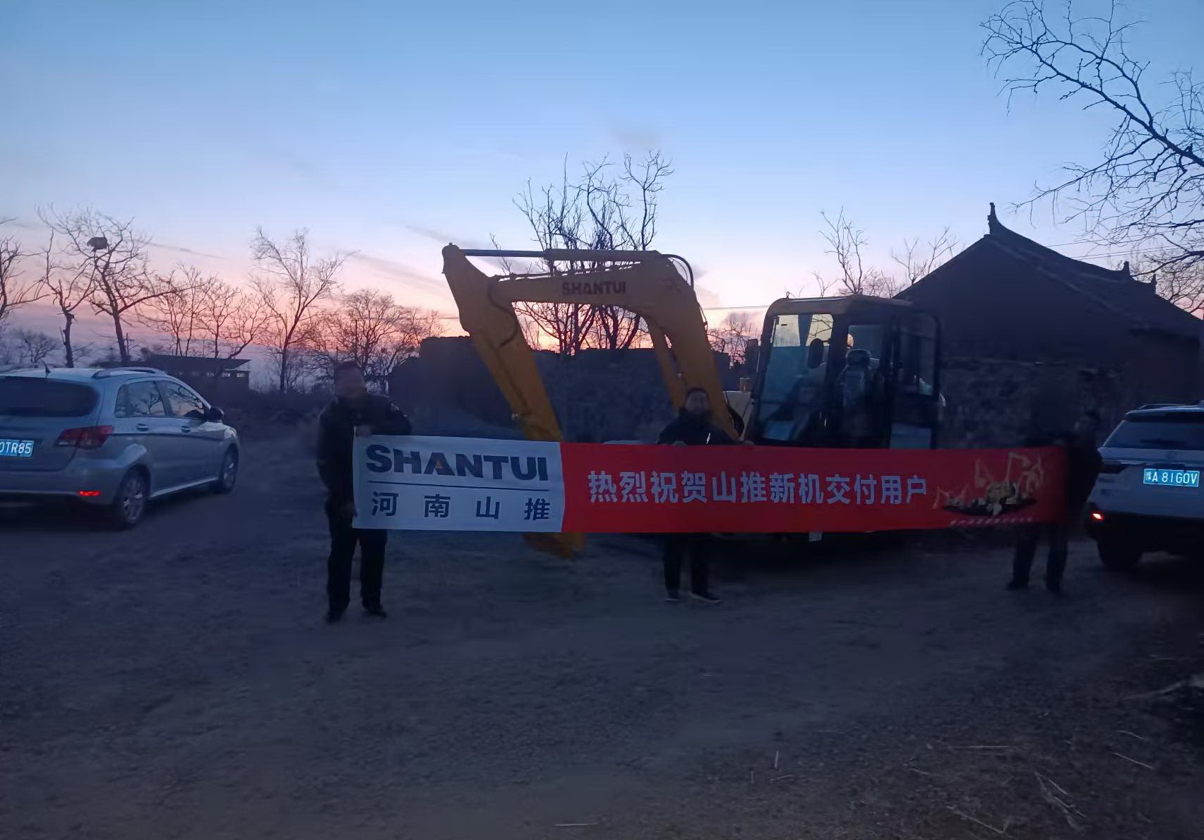 山推挖掘机交付客户助理工地施工