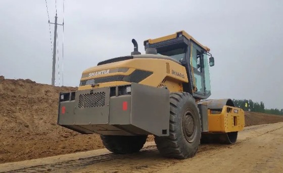 正在工作中的山推SR26M-C6单钢轮压路机