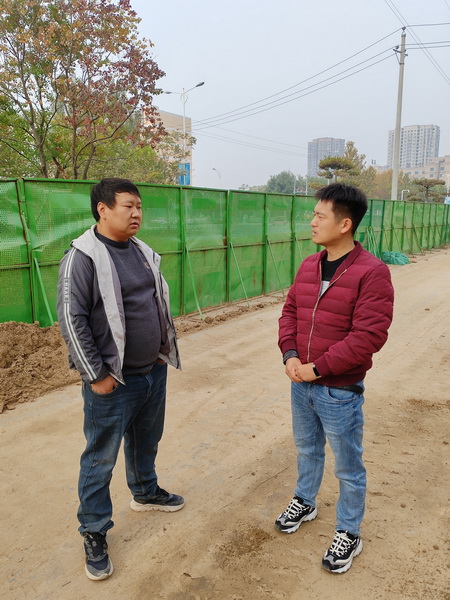 河南山推工作人员和客户王老板交谈 河南山推工作人员和客户王老板交谈